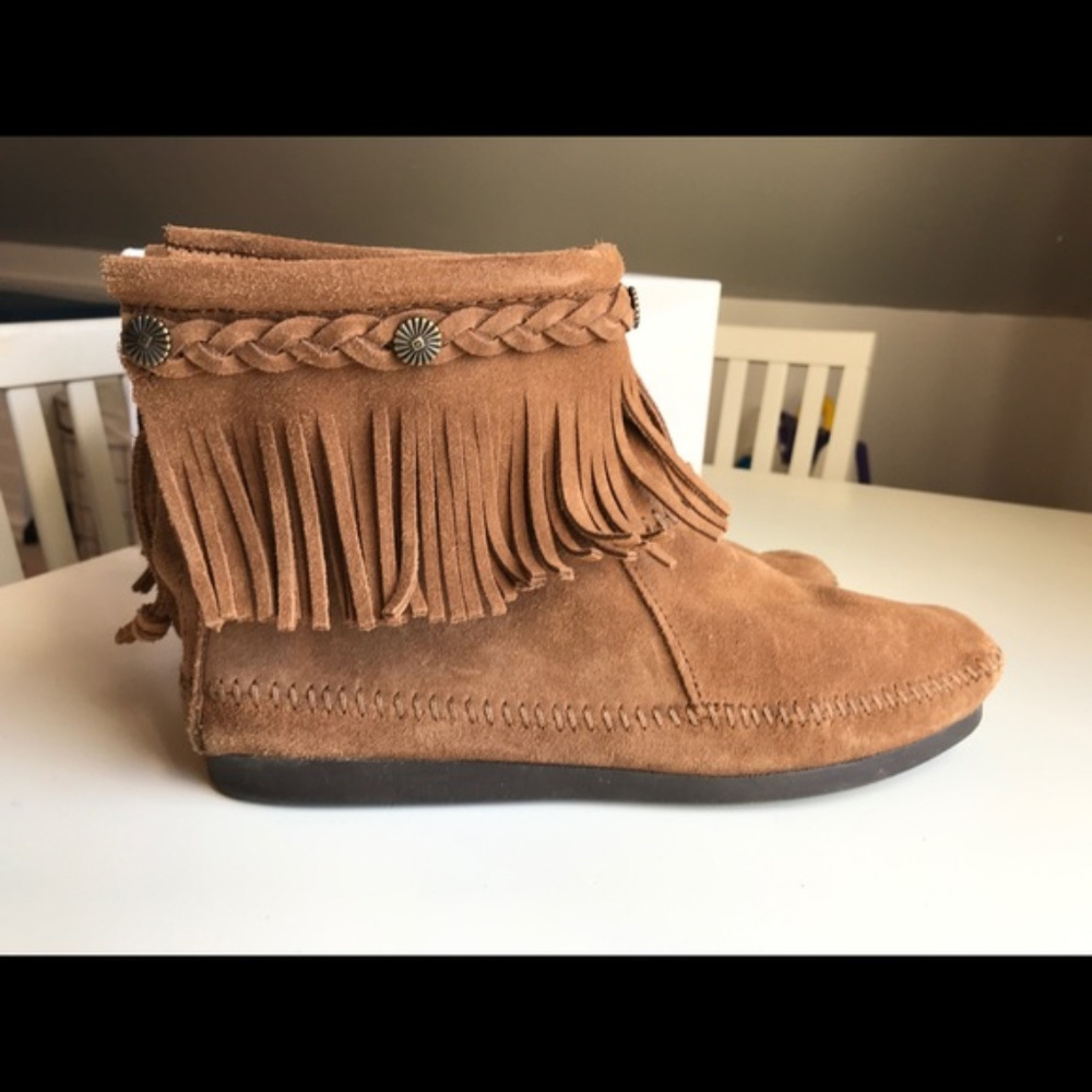 MinneTonka Women's Hi Top Zip Back Boot sz 9